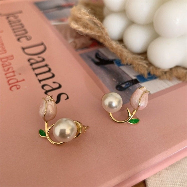 Chic Tulip Pearl Earrings