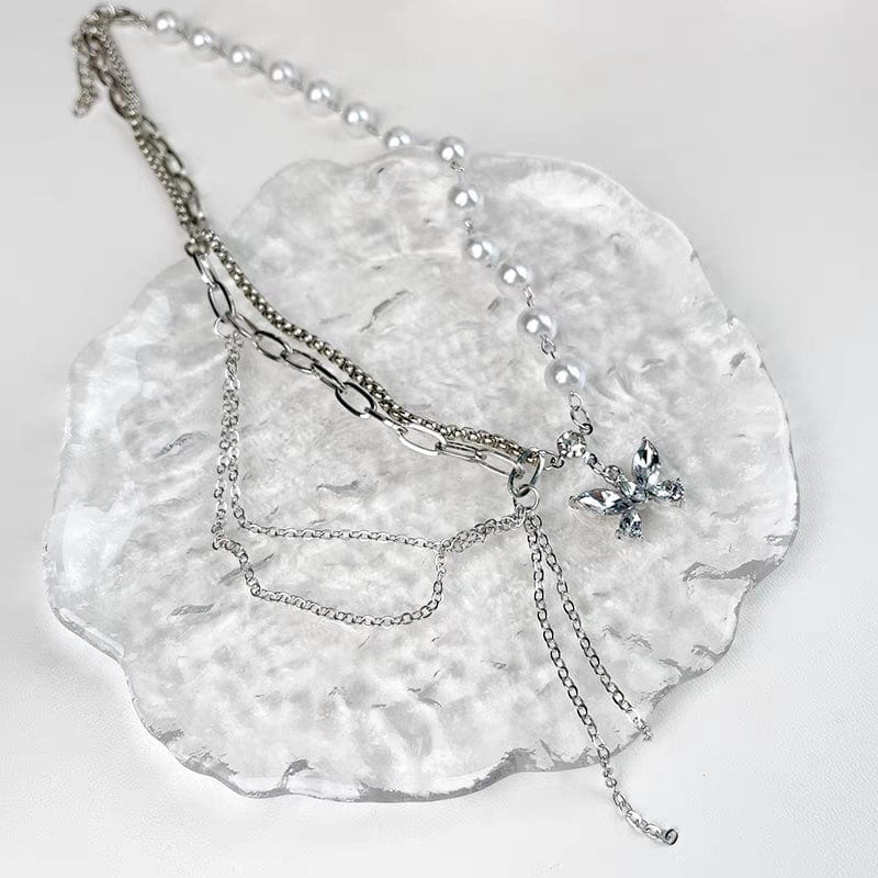 Collier de perles en cristal et papillon