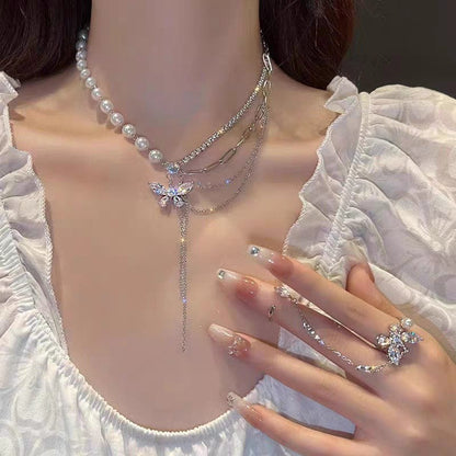 Collier de perles en cristal et papillon