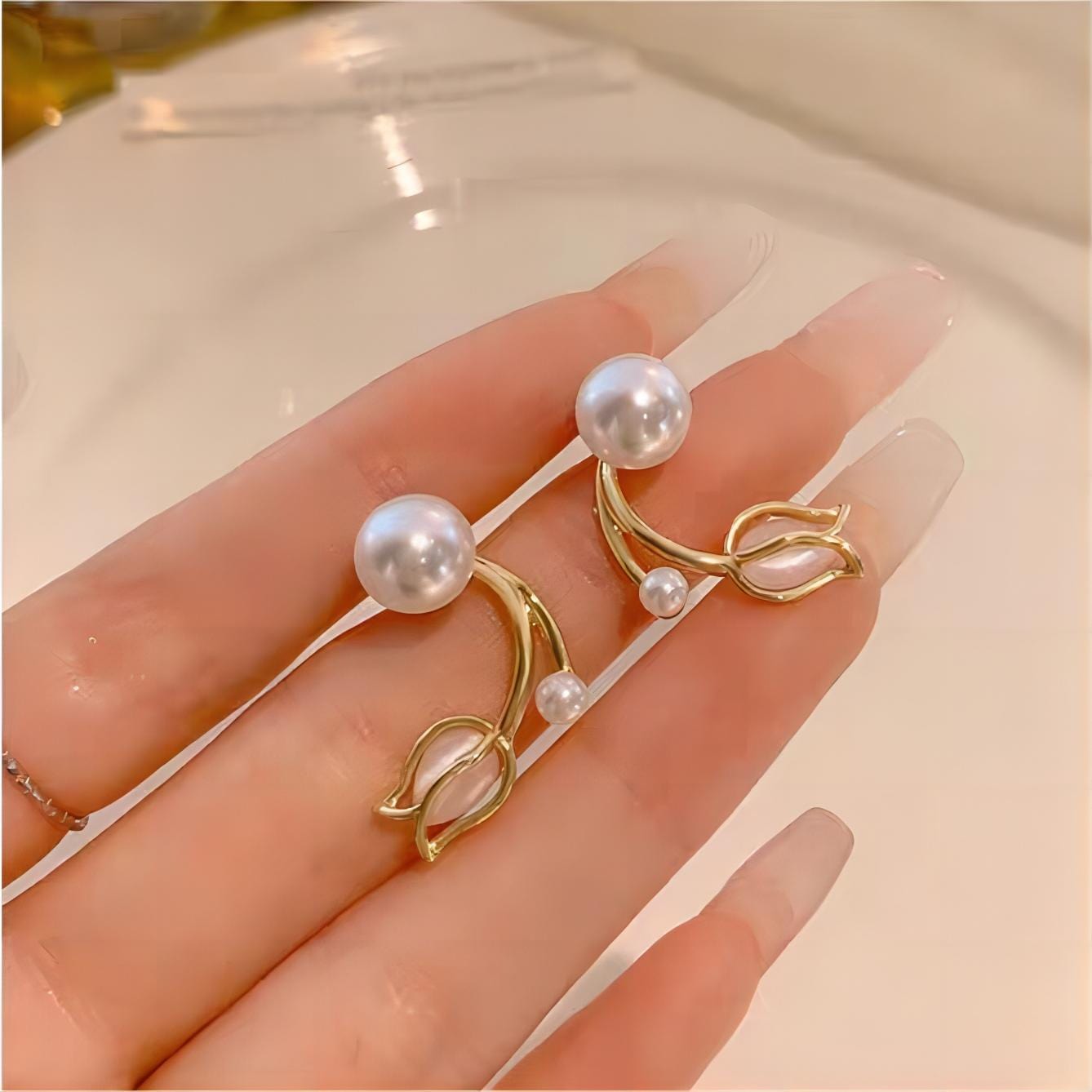 Chic Pearl Tulip Earrings