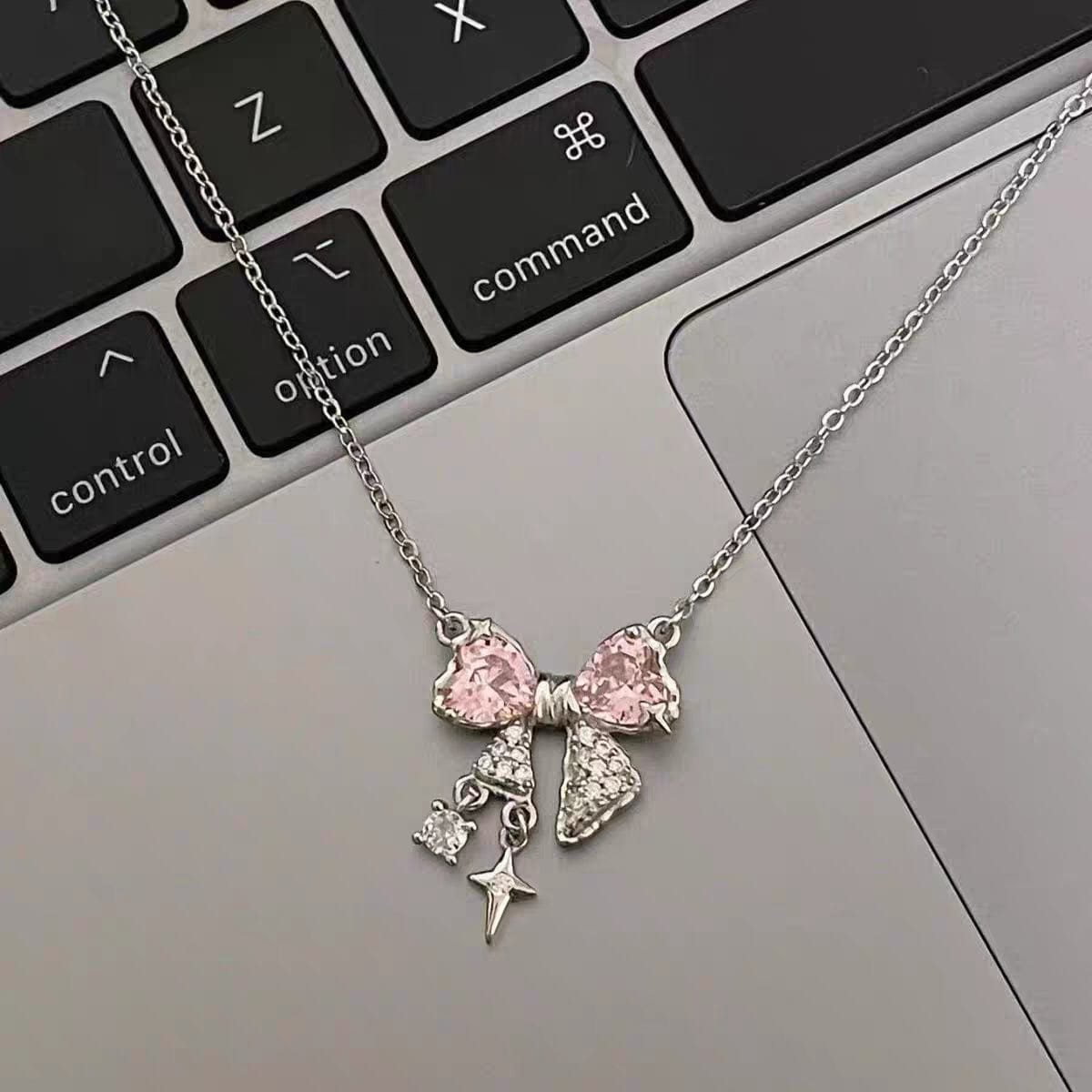 Collier chaîne en cristal avec nœud papillon GEM001