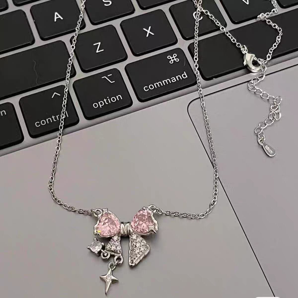 Collier chaîne en cristal avec nœud papillon GEM001