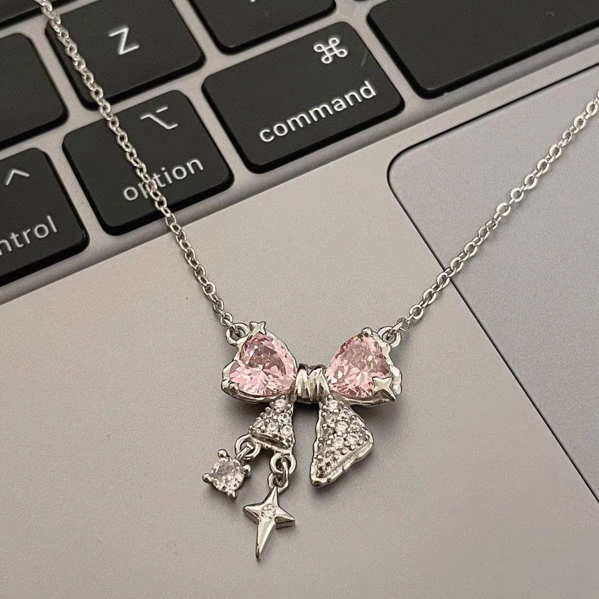 Collier chaîne en cristal avec nœud papillon GEM001