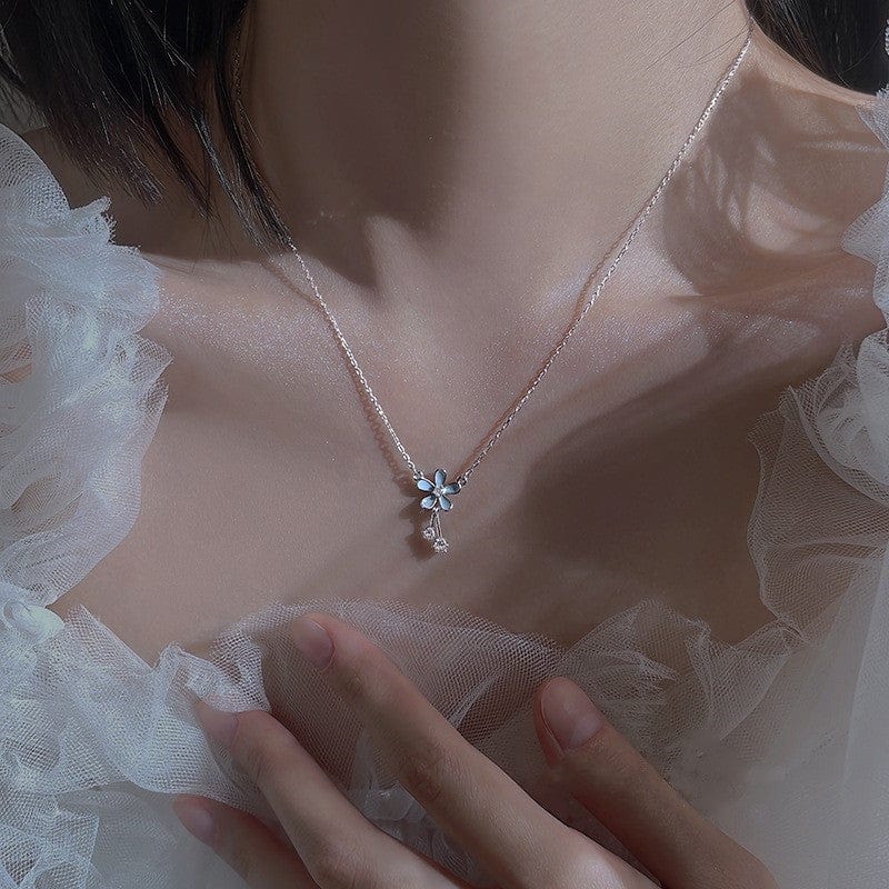 Collier délicat en émail avec marguerites