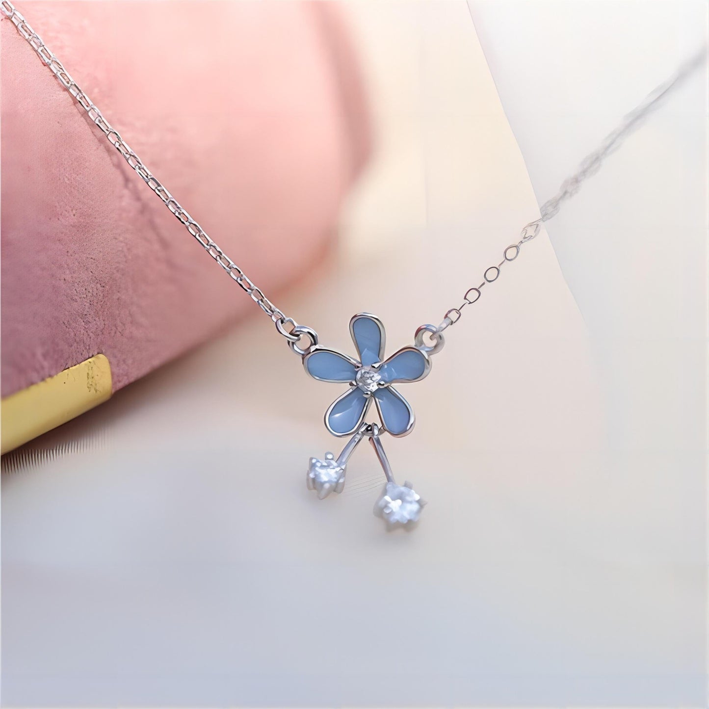 Collier délicat en émail avec marguerites