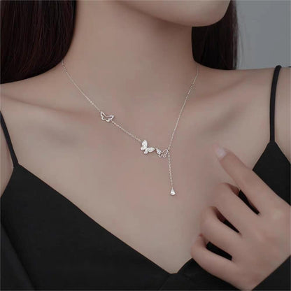 Collier délicat avec trois papillons incrustés de zircones cubiques