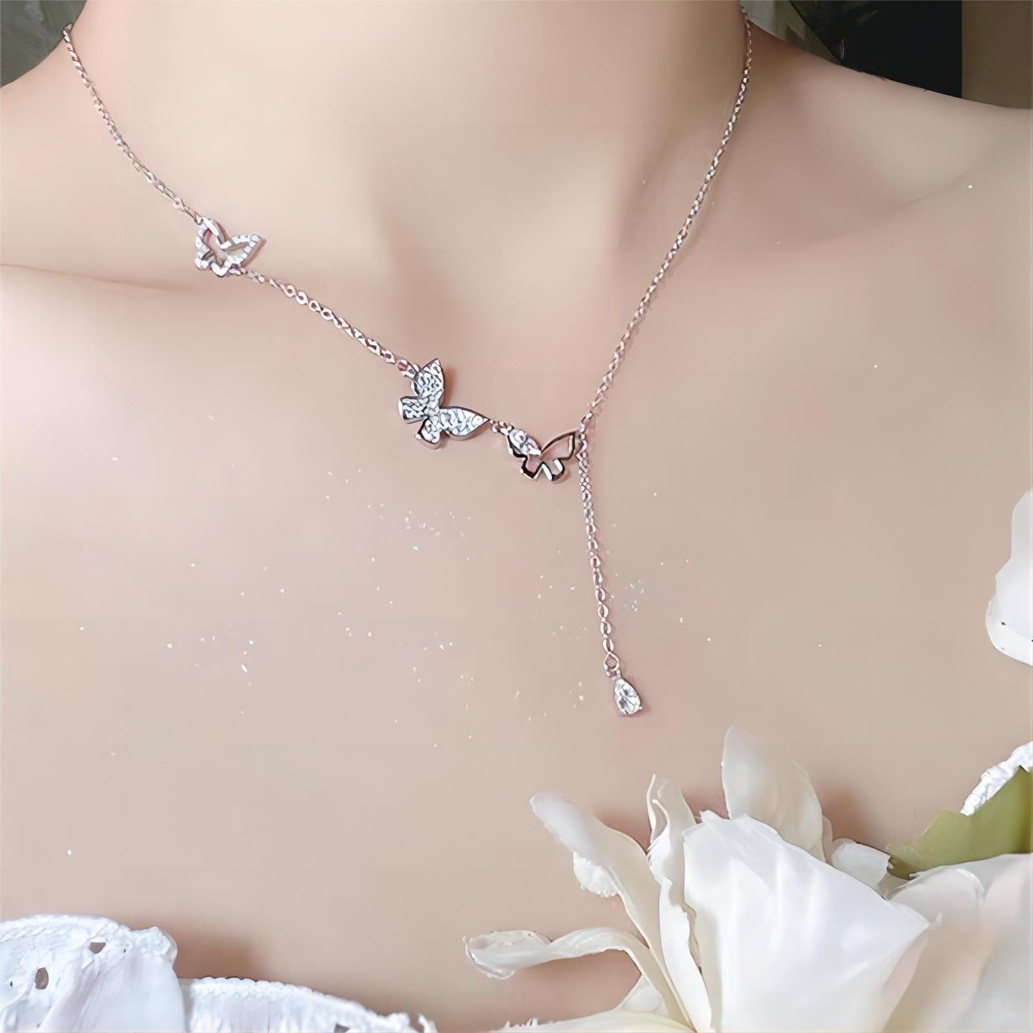 Collier délicat avec trois papillons incrustés de zircones cubiques