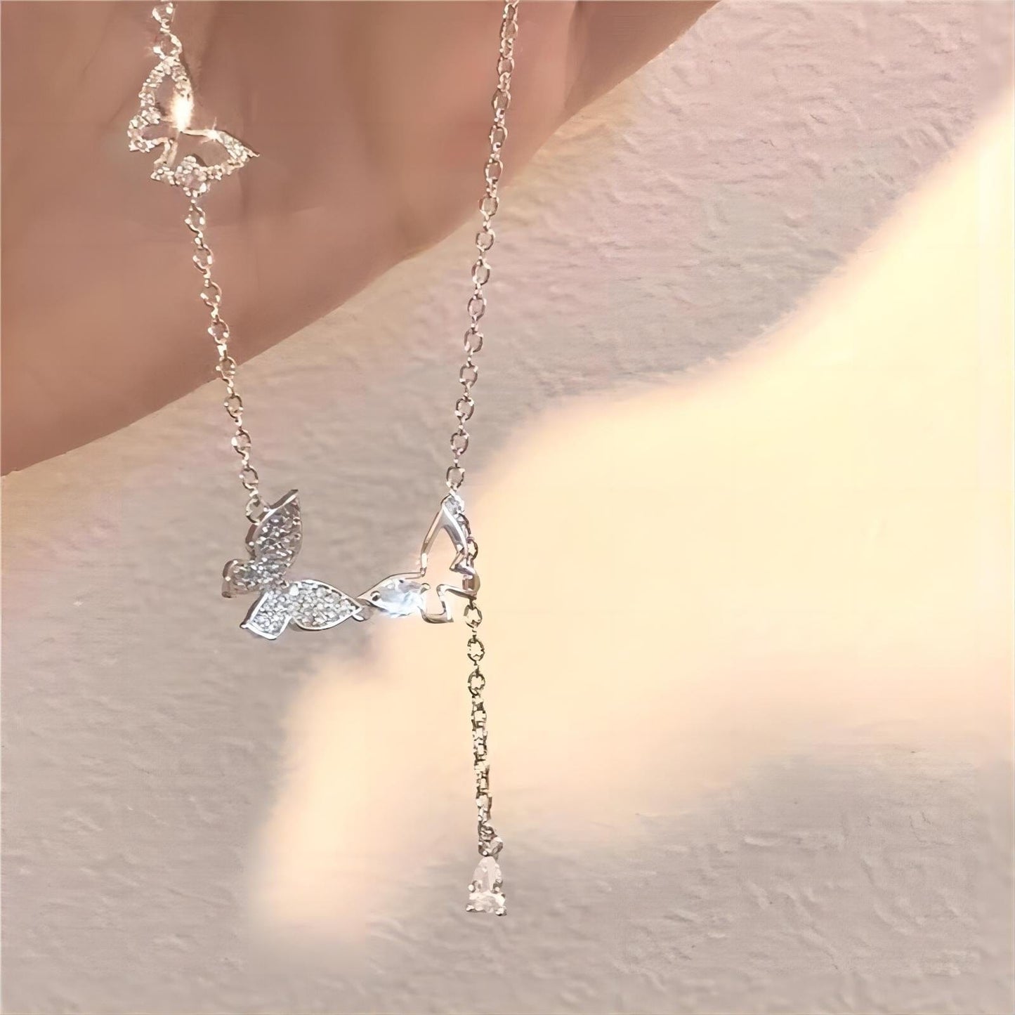 Collier délicat avec trois papillons incrustés de zircones cubiques