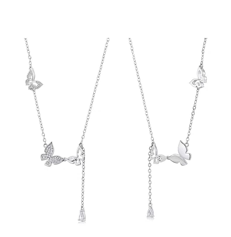 Collier délicat avec trois papillons incrustés de zircones cubiques