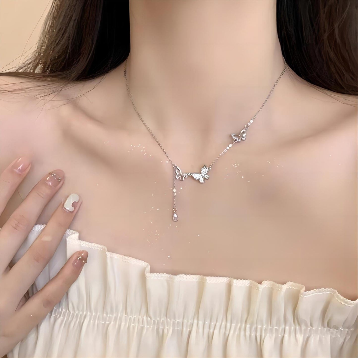 Collier délicat avec trois papillons incrustés de zircones cubiques