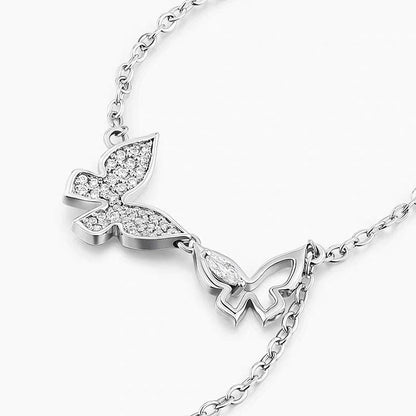 Collier délicat avec trois papillons incrustés de zircones cubiques