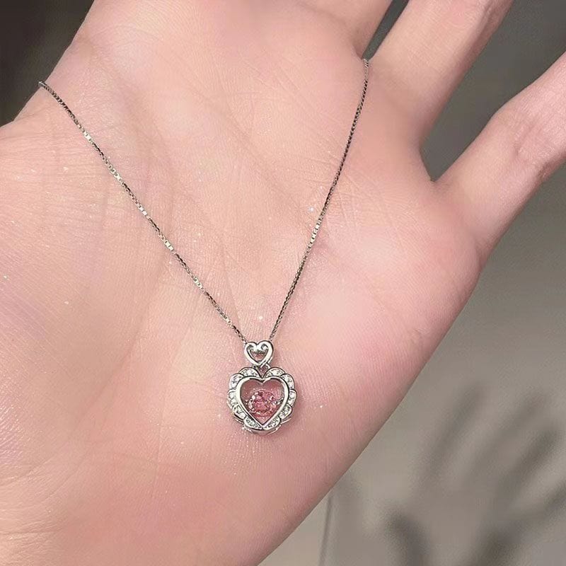 Collier avec pendentif en forme de cœur roulant en cristal