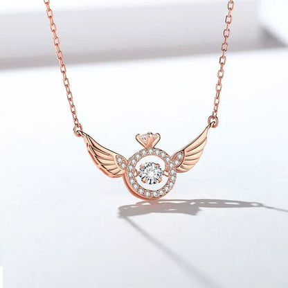 Collier délicat avec ailes d'ange