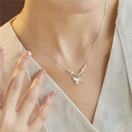 Collier délicat avec papillon rempli