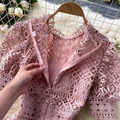 Robe courte rose chic à col rond et manches bouffantes en dentelle ajourée à taille haute AR1010 