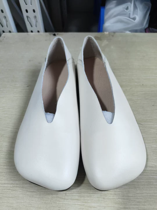Damen Sommerschuhe aus weichem Leder mit niedrigem Absatz GEM032