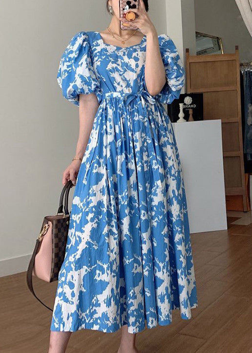 Robe longue en coton bleu avec ceinture nouée et col carré et manches bouffantes QP007 