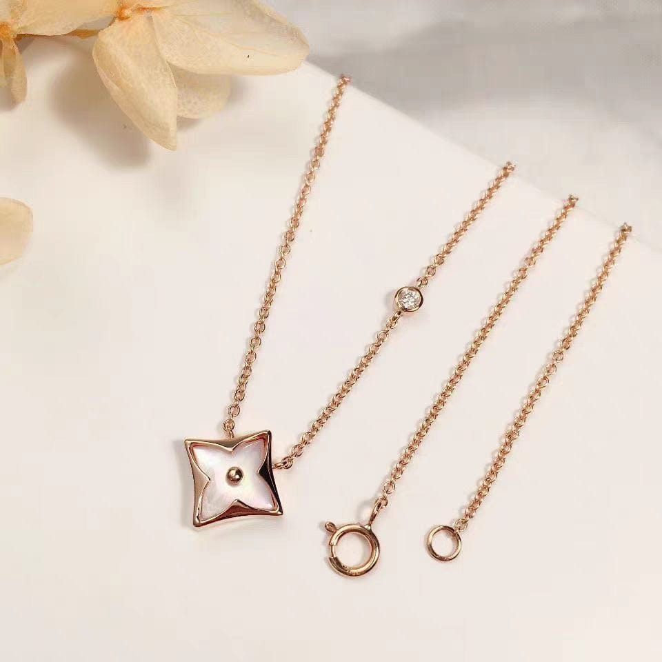 Collier en diamant avec fleur porte-bonheur