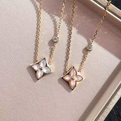 Collier en diamant avec fleur porte-bonheur