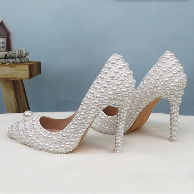 Pearl-Embellished Pearl Stiletto Round Set and Heels White Purse
