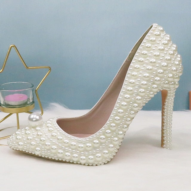 Pearl-Embellished Pearl Stiletto Round Set and Heels White Purse