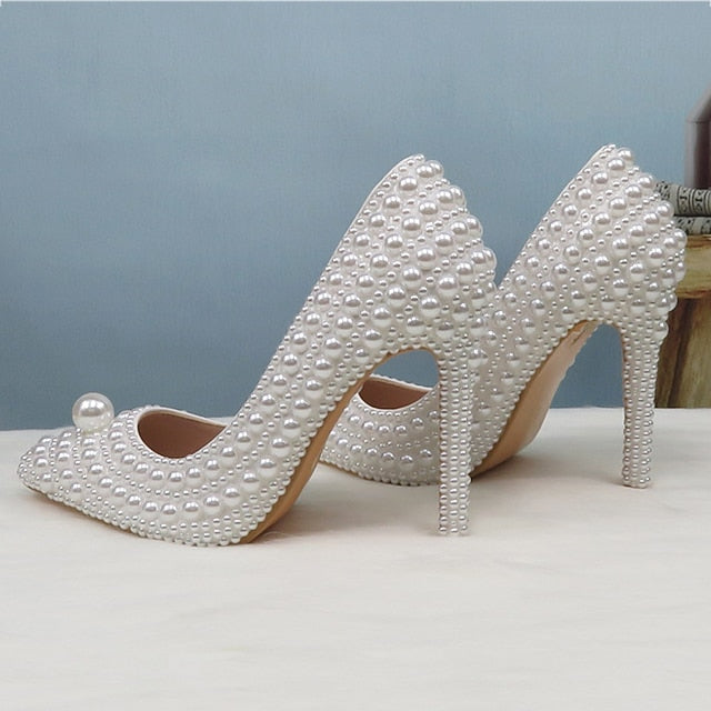 Pearl-Embellished Pearl Stiletto Round Set and Heels White Purse